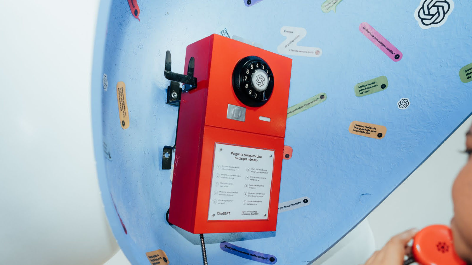 O orelhão vermelho com ChatGPT e seu disco giratório dentro da ativação do Lollapalooza.