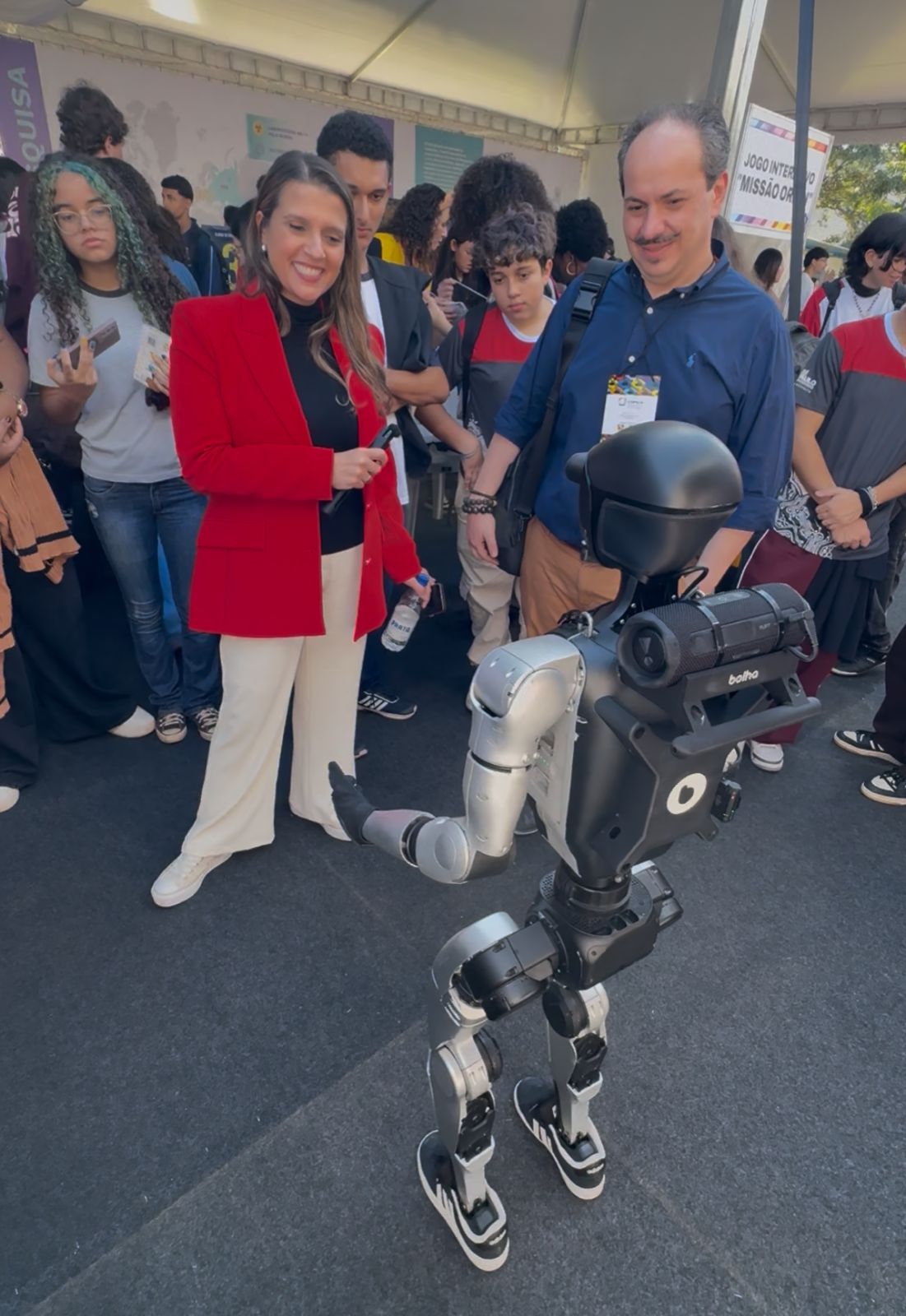 Tobias interagindo com Germana Pires durante o Ciência Aberta 2026.