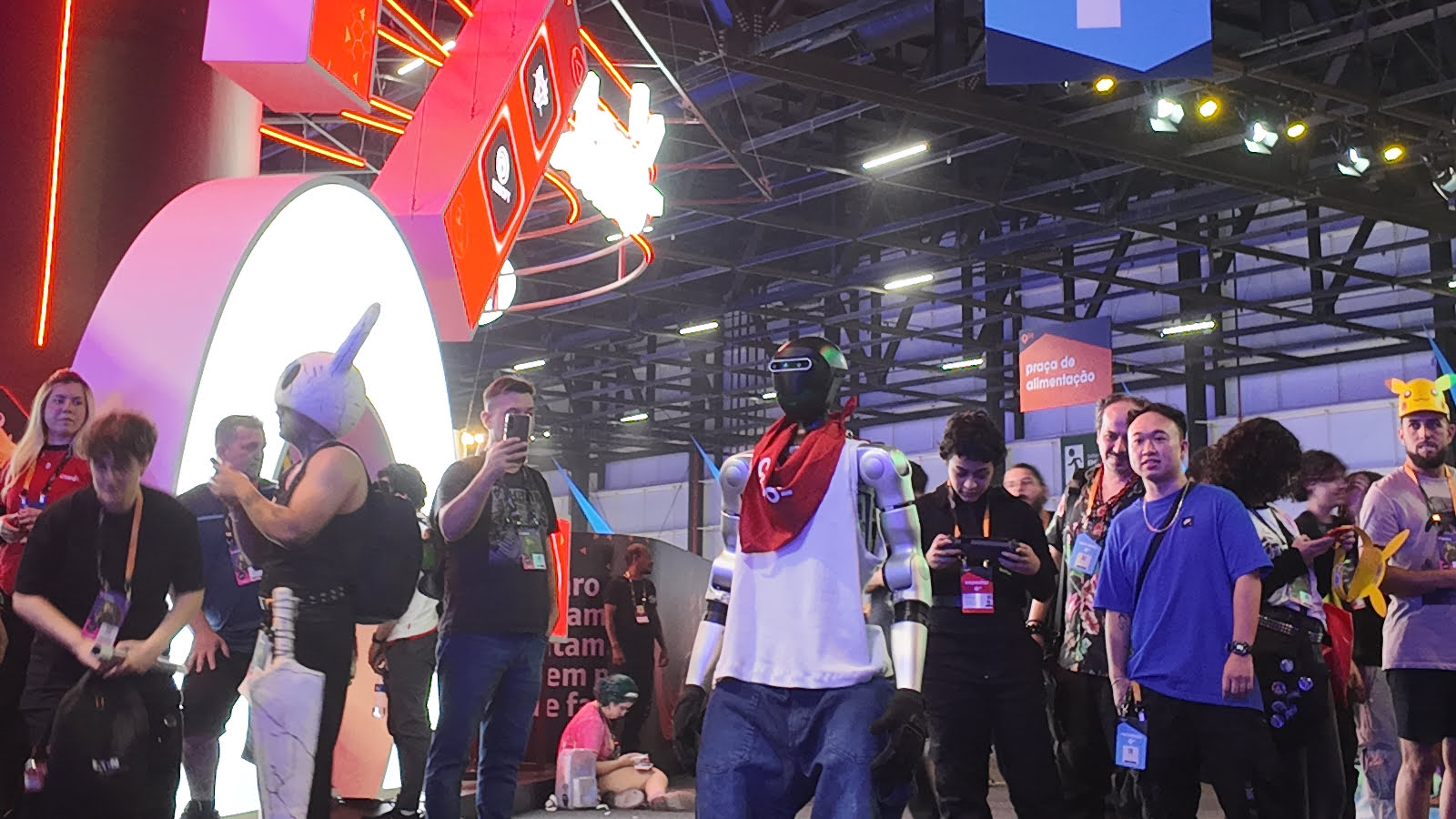 Sol caminhando entre o público da gamescom latam 2026.
