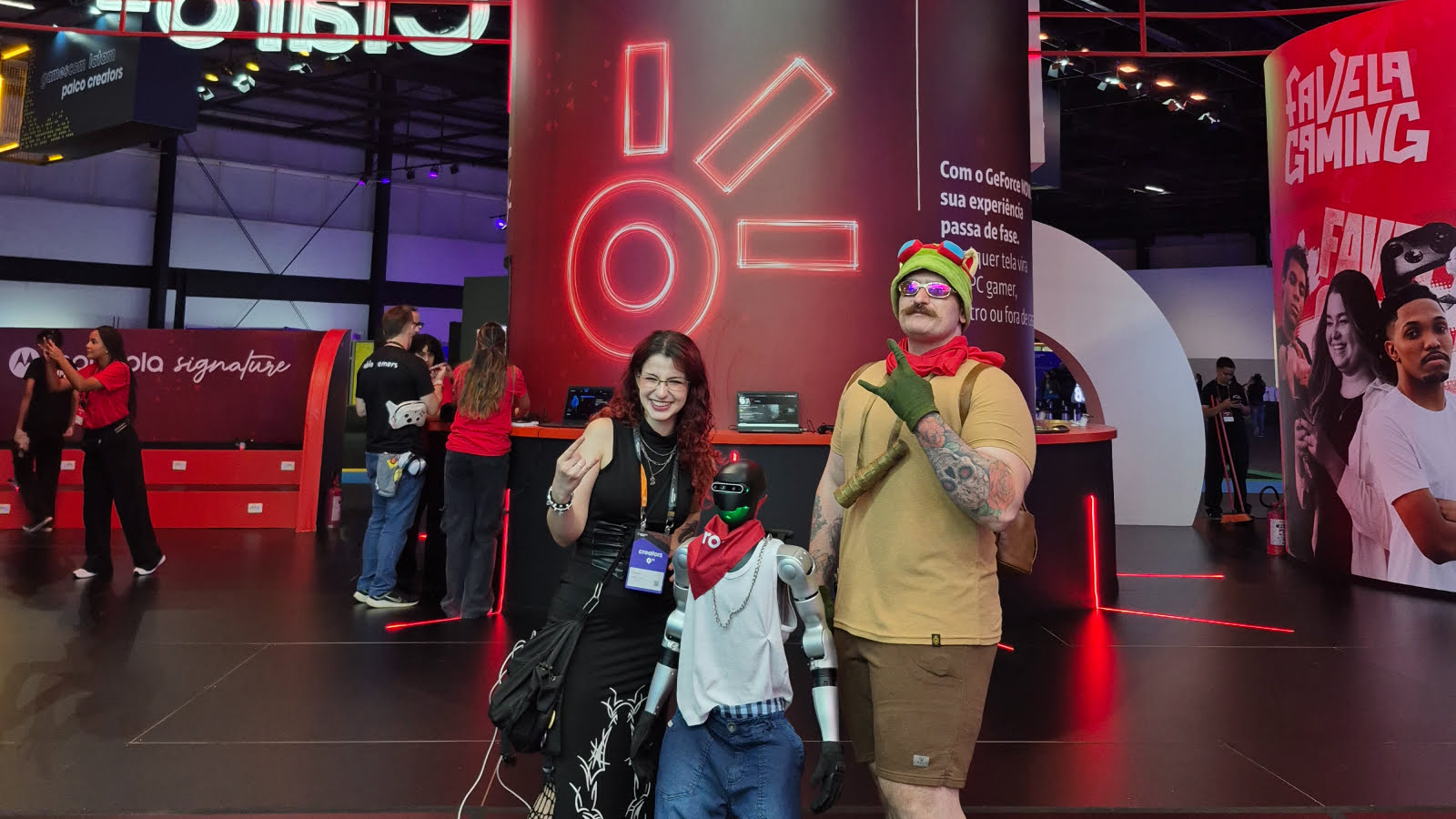 Sol, uma personalidade gamer movida pelo PRS, vestindo uma fantasia de CJ na gamescom latam 2026.